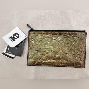 Pirarucu leather Osklen clutch